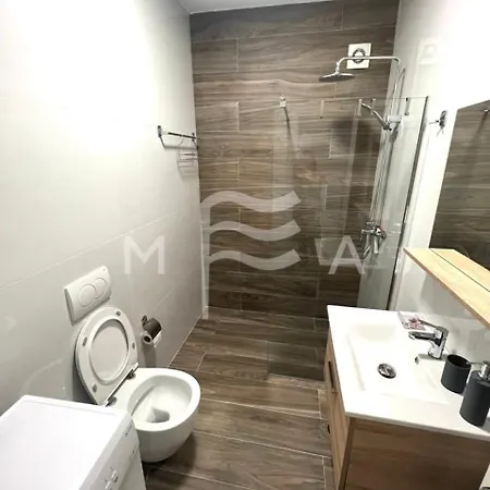 Exquisite 703 Värdshus Golem (Tirana)