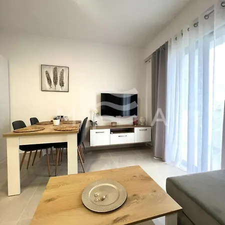 Exquisite 703 Golem (Tirana)