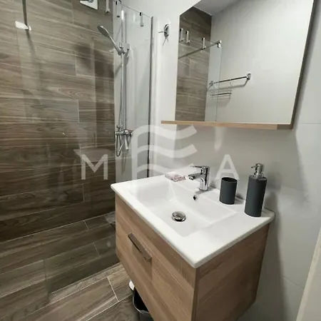 Exquisite 703 * Golem (Tirana)